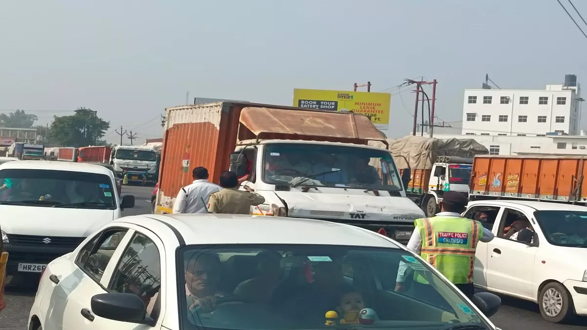 NH-9 Traffic Jam: हापुड़ में गंगा मेला के चलते दिल्ली-लखनऊ हाईवे पर लगा जाम, भारी वाहनों का किया डायवर्जन