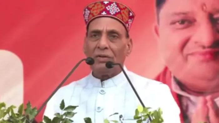रक्षा मंत्री राजनाथ सिंह बैजनाथ में चुनावी जनसभा के दौरान।