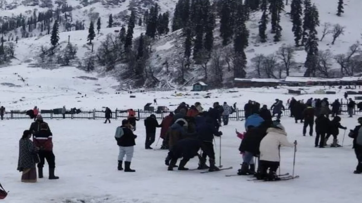 Snowfall In Kashmir : पहाड़ों ने ओढ़ी सफेद चादर-बर्फबारी देखने गुलमर्ग पहुंचे पर्यटक, स्की का लुत्फ उठाते दिखे