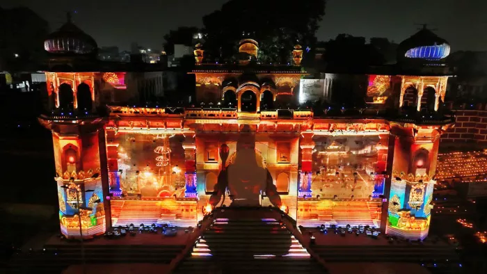 वाराणसी में देव दीपावली पर गंगा तट पर असंख्य दीपमाला की रोशनी में भागीरथी की लहरें आह्लादित हो उठीं।