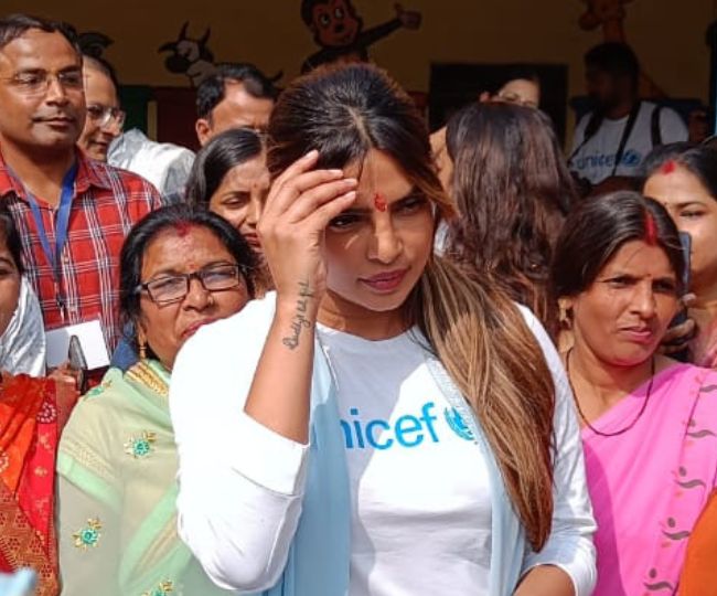 Priyanka Chopra दो दिन के लिए लखनऊ में, आंगनबाड़ी के बच्चों और महिलाओं से  मिलीं, सेल्फी लेने की लगी रही होड़ - Actress Priyanka Chopra met children  in Lucknow