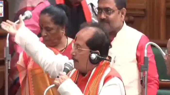 सदन में अपनी बात रखते हुए विजय सिन्हा।