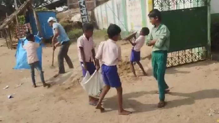 निर्माण सामग्री ढो रहे पढ़ाई के लिए स्कूल गए नन्हे बच्चे।