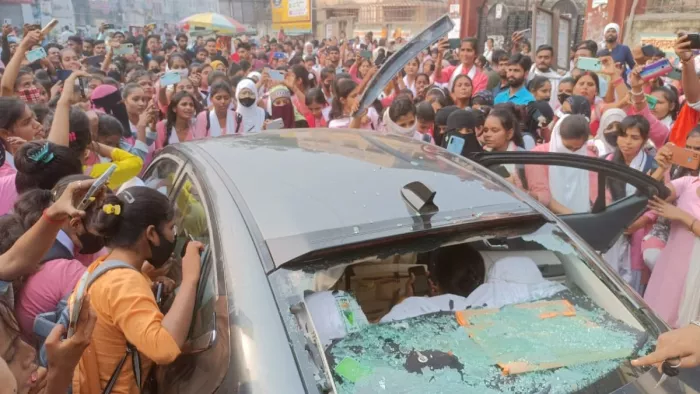 Bihar News: महादेवानंद महिला कॉलेज की छात्राएं सड़क पर उतरीं, गाड़ियों के शीशे तोड़े; काटा बवाल