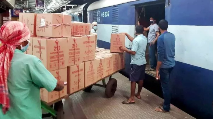 यात्रियों के बाद अब ट्रेनों में पार्सल की भी जगह नहीं, आठ दिनों तक रोक