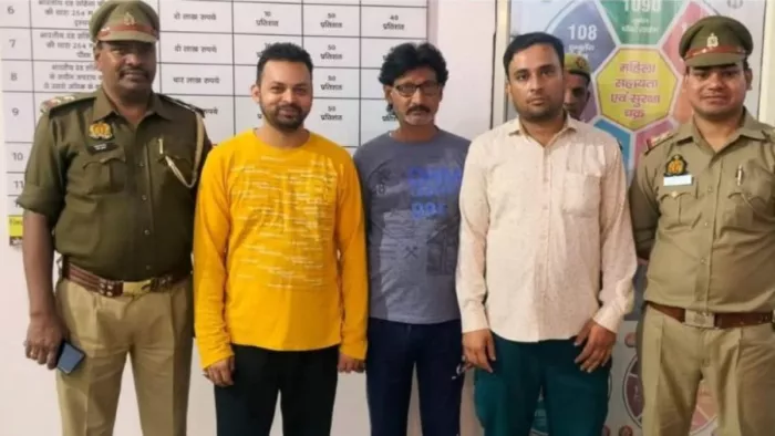 पुलिस ने अवैध पटाखा भंडारण में गिरफ्तार किए आरोपित।