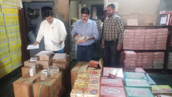 फूड सेफ्टी विभाग ने पतीसा भंडार फैक्ट्री में की छापेमारी