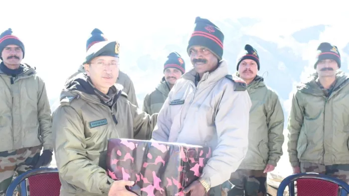 सेना की फायर एंड फ्यूरी कोर के जीओसी लेफ्टिनेंट जनरल रशिम बाली लद्दाख के अग्रिम इलाके का किया दौरा