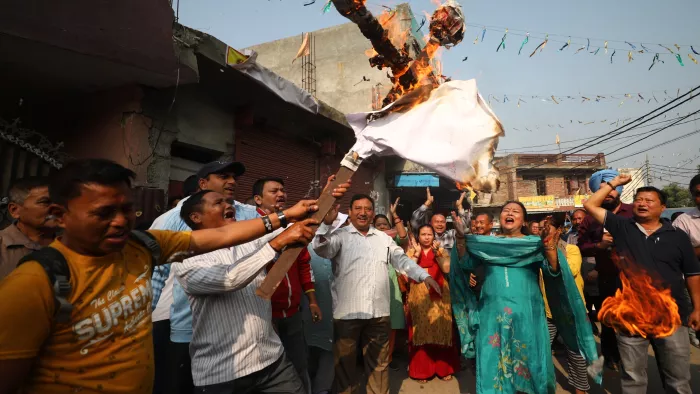 विशेष दर्जे के प्रस्ताव के खिलाफ प्रदर्शन करते हुए लोग