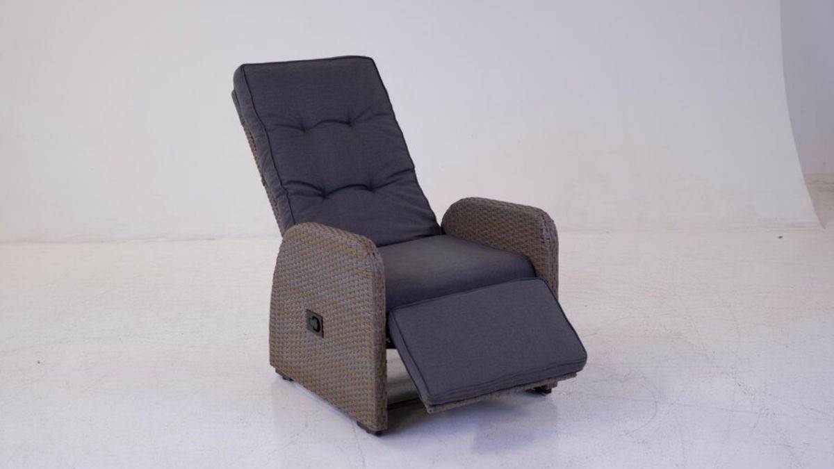https://www.jagranimages.com/images/newimg/07112024/07_11_2024-1_seater_recliner_sofa_23827578.jpg