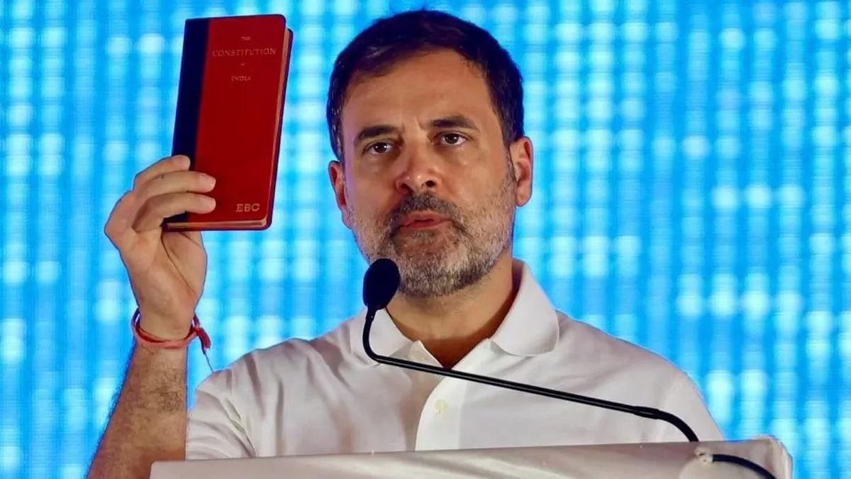 https://www.jagranimages.com/images/newimg/07112024/07_11_2024-rahul_gandhi_red_constitution_23827474.jpg