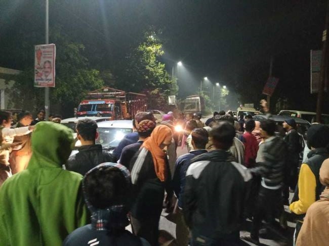 दो पक्षों में मारपीट, निवाड़ी थाने पर हंगामा.. लाठीचार्ज