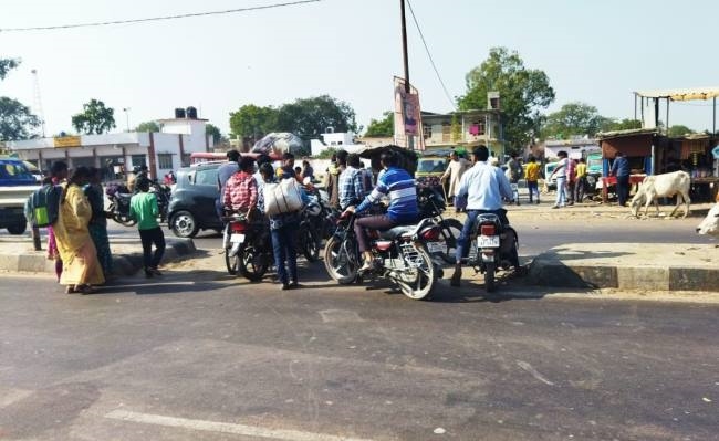 तीव्र मोड़ हो या स्पीड ब्रेकर, नहीं लगे हैं संकेत
