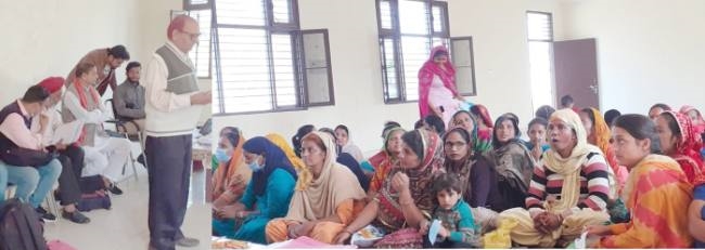 ग्रामीण महिलाओं को शिविर लगाकर कल्याणकारी योजनाओं के बारे में किया जागरूक