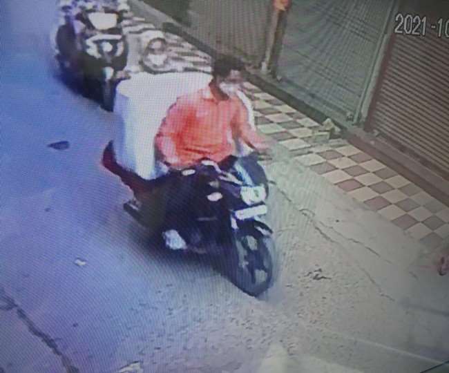 जालंधर में दुकान से पार्सल चोरी कर बाइक पर ले जाते हुए युवक व युवती सीसीटीवी में हुए कैद।