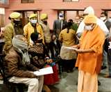 गोरखपुर में जनता की समस्याएं सुनते सीएम योगी आदित्यनाथ। - सौजन्य, गोरखनाथ मंदिर।