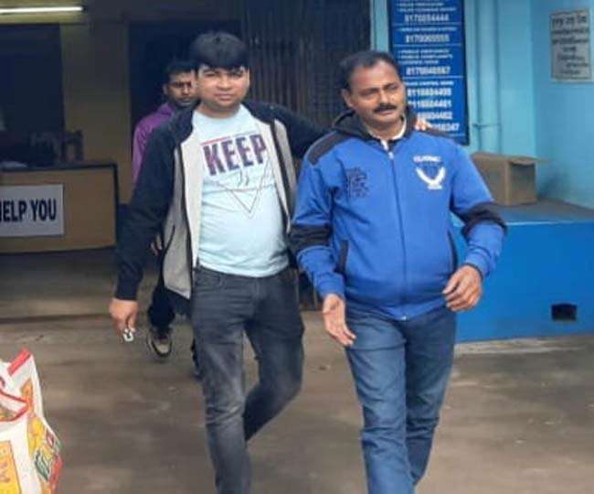 दुर्गापुर से गिरफ्तार पर्व स्टील कर्मचारी को ले जाती छत्तीसगढ़ पुलिस।