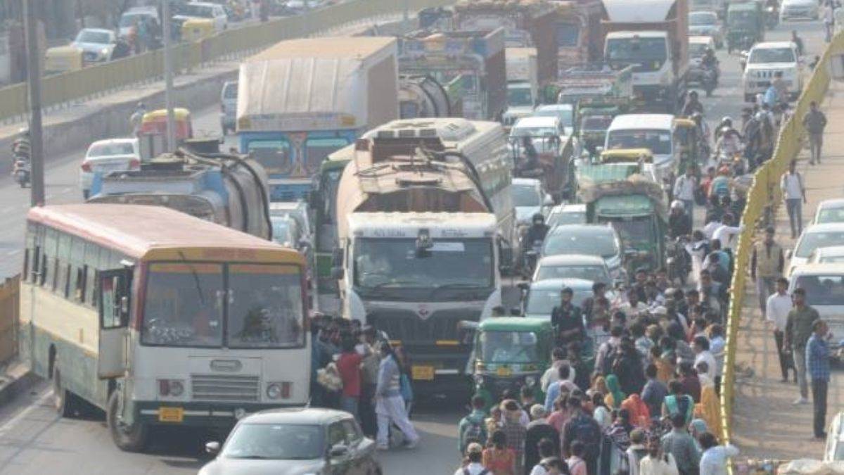 Agra News बस ड्राइवरों की आई शामत, अब सड़क पर खड़ा कर भरीं सवारियां तो