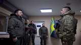 यूक्रेन के राष्ट्रपति व्लादिमीर जेलेंस्की ने सैनिकों से मुलाकात की। (फोटो सोर्स: रॅायटर्स)
