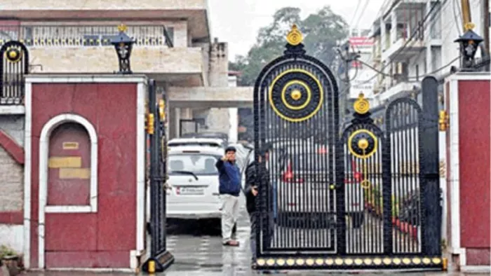 धीरज साहू के झारखंड में रांची स्थित आवास पर छापेमारी के लिए पहुंची आयकर विभाग की टीम।