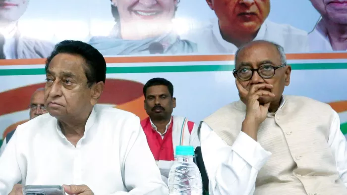 कांग्रेस प्रदेशाध्यक्ष कमलनाथ (बाएं) और पार्टी नेता दिग्विजय सिंह (दाएं) (फोटो: एएनआई)