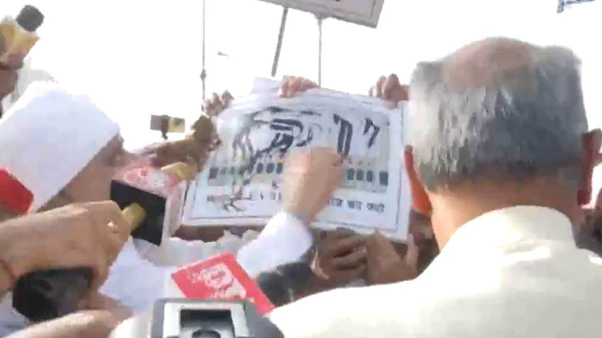 congress mla phool singh baraiya smears black ink on the posters showing evm in the presence digvijaya singh