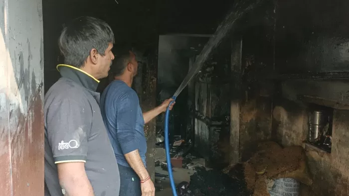 शराब पीने से रोका तो युवक ने अपने ही घर में आग लगा दी।