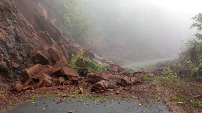 ओडिशा के कोरापुट में लगातार वर्षा के बाद पहाड़ से खिसकी चट्टान।