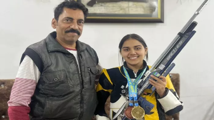 राष्ट्रीय प्रतियोगिता में पदक जीतकर वापस लौटी नैन्सी का हुआ जोरदार स्वागत।