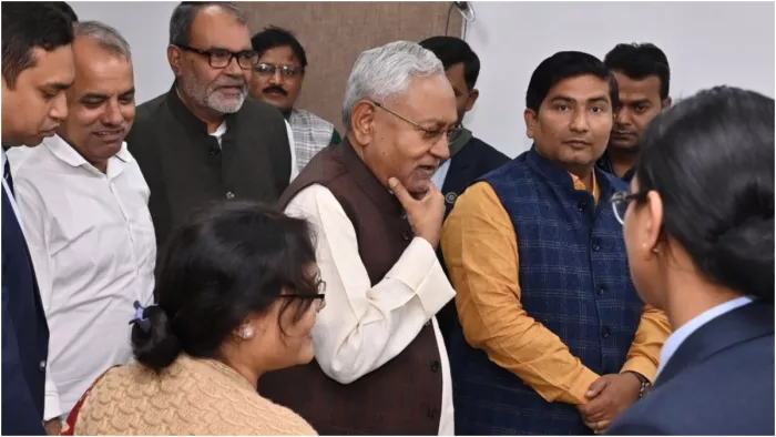 'आप घर पर थे.. यहां अचानक कैसे?' JDU दफ्तर पहुंचे CM का कुशवाहा से सवाल