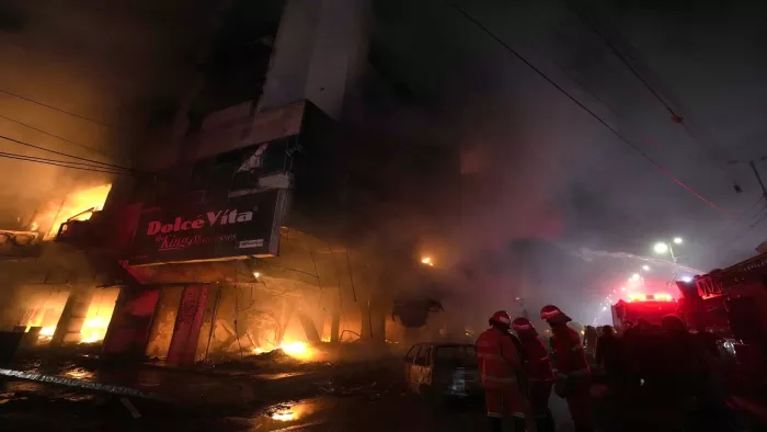 Pakistan Fire: कराची के एक शॉपिंग मॉल में लगी भीषण आग, चार लोगों की मौत (फोटो एपी)
