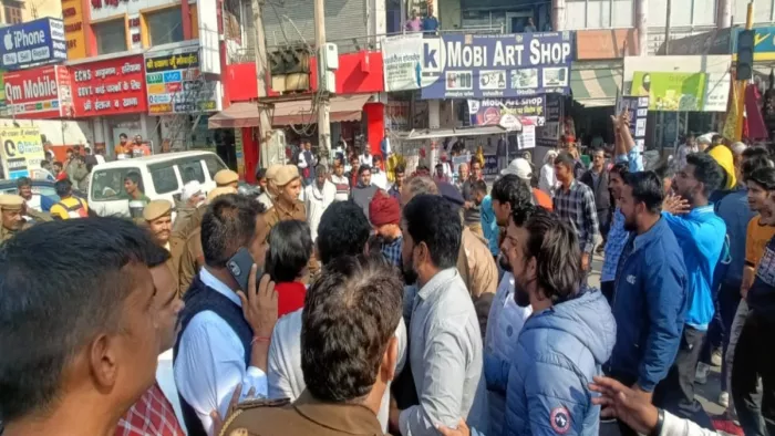 सुखदेव सिंह गोगामेड़ी के हत्यारों के खिलाफ सड़कों पर उतरा लोगों का आक्रोश, नारेबाजी कर किया प्रदर्शन।