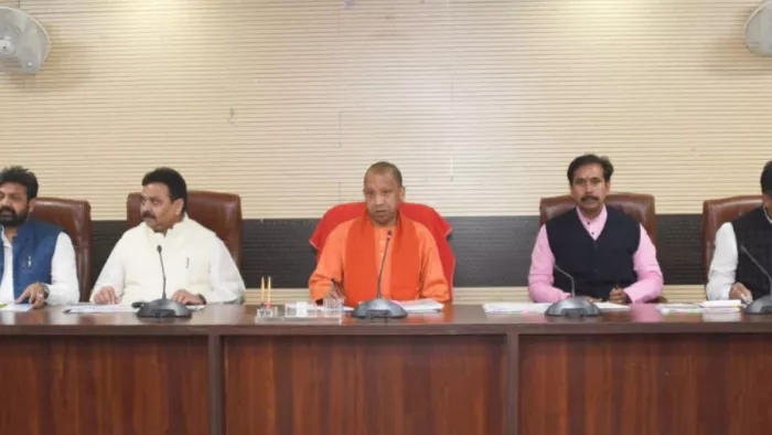 वाराणसी सर्किट हाउस में समीक्षा बैठक करते सीएम।
