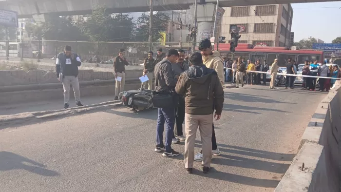 घटनास्थल पर पहुंची पुलिस और पड़ी स्कूटी।
