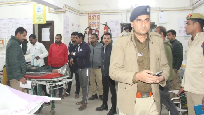मोहद्दीपुर सड़क दुर्घटना के बाद जिला अस्पताल में पहुंची पुलिस। जागरण