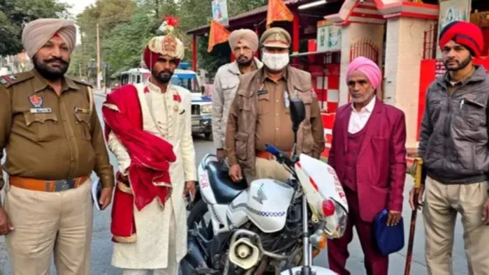 दीपक व उसके परिजन साथ में अन्य पुलिसकर्मी (जागरण फोटो)