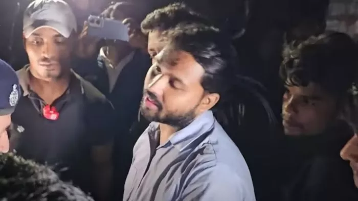 बिहार में बीपीएससी भवन घेरने पहुंचे छात्रों पर लाठीचार्ज (फोटो - वीडियो ग्रैब)
