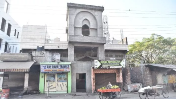 मुजफ्फरनगर में रेलवे स्टेशन के सामने शत्रु संपत्ति पर बनी मस्जिद और दुकानें। जागरण