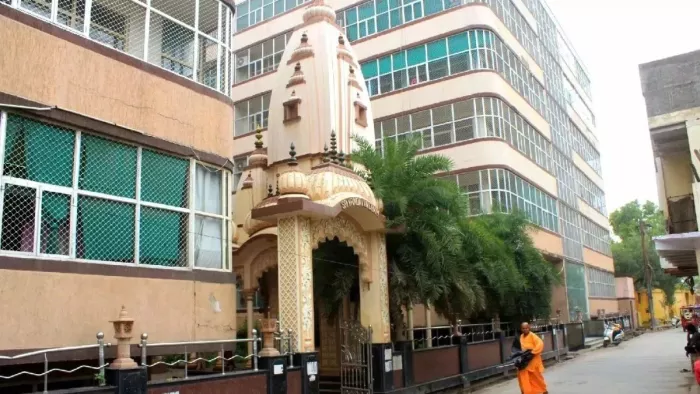 इसी रसियन बिल्डिंग में तीन मंजिला बिल्डिंग का नक्शा पास कराकर, सात मंजिला कराया निर्माण।