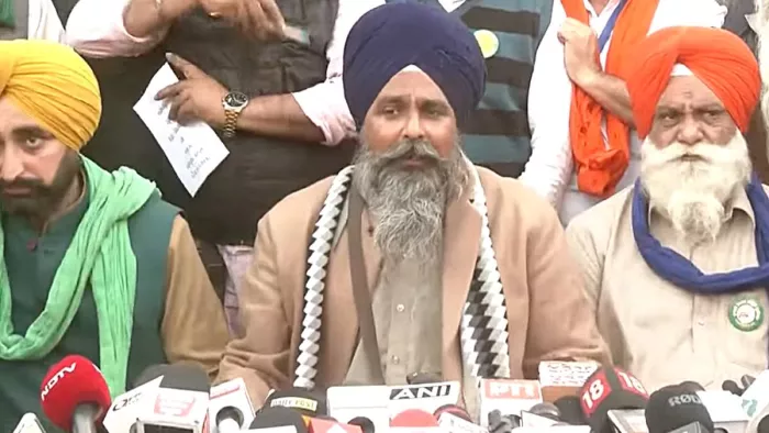 किसान नेता सरवन सिंह पंढेर प्रेसकर्मियों से वार्ता करते हुए (सोशल मीडिया)