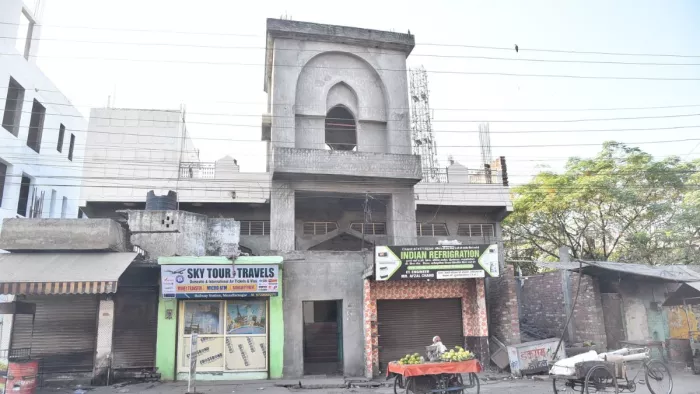 मुजफ्फरनगर में रेलवे स्टेशन के सामने घोषित की गई शत्रु संपत्ति पर बनी मस्जिद एवं दुकानें। जागरण