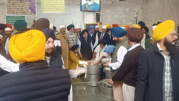Punjab News: सुखबीर बादल ने गुरुद्वारे में की सेवा।