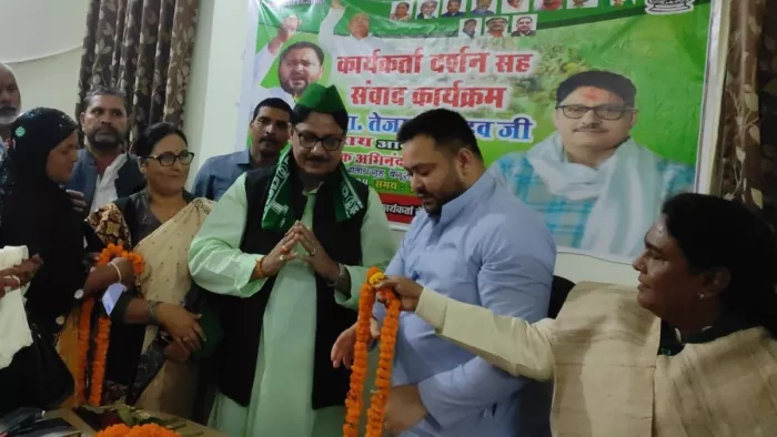तेजस्वी यादव ने रिटायर्ड अधिकारी को RJD में कराया शामिल (जागरण)
