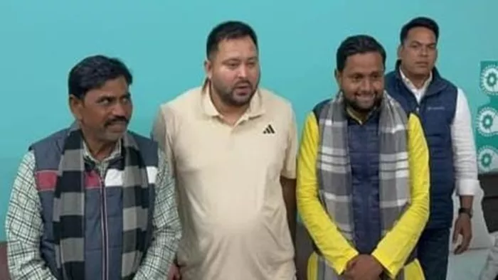 तेजस्वी यादव से मिले उपेंद्र कुशवाहा के नेता (जागरण)