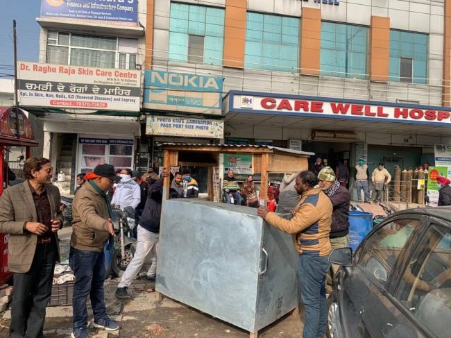 illegal kiosks being removed in front of civil hospital
