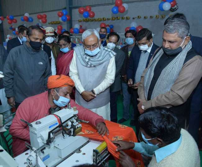 चनपटिया के स्‍टार्टअप जोन में लहंगे की सिलाई देखते सीएम नीतीश कुमार और शिक्षा मंत्री विजय चौधरी। फाइल फोटो
