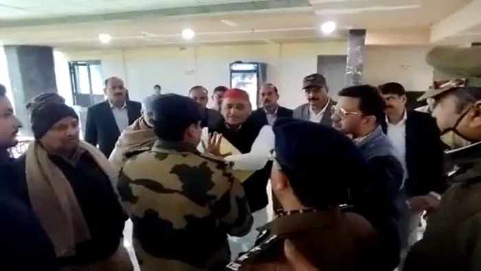 Akhilesh Yadav In Lucknow Police HQ पुलिस मुख्यालय में मौजूद अखिलेश यादव