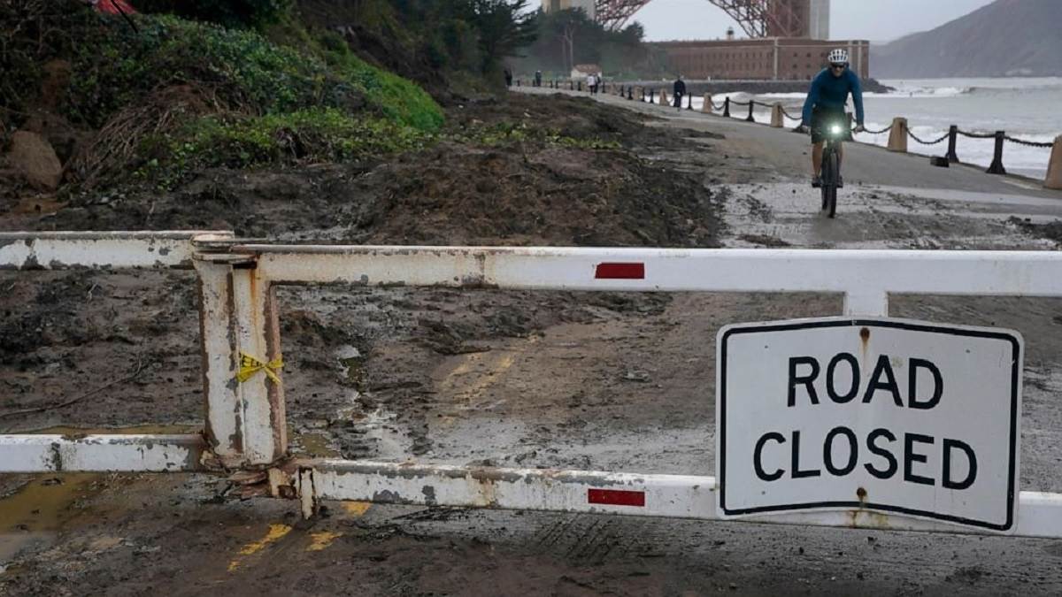https://www.jagranimages.com/images/newimg/08012023/08_01_2023-california_flood_23287722.jpg