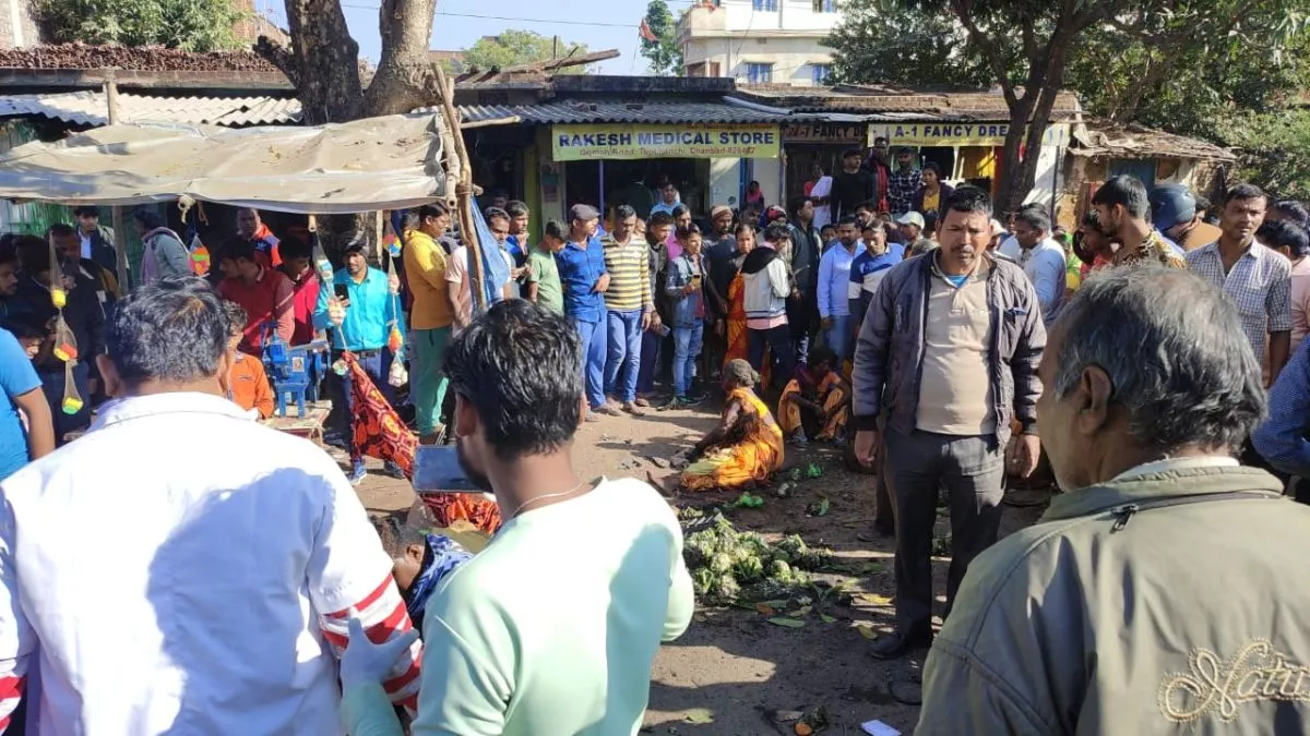 धनबाद बम ब्लास्ट की वो दर्दनाक तस्वीरें, जिन्हें देख सहम उठे लोग, 7 बुरी तरह जख्मी -Those painful pictures of Dhanbad bomb blast, seeing which people were horrified, 7 badly injured
