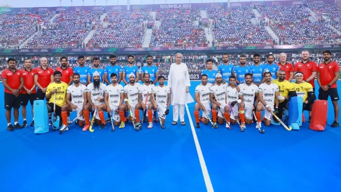 Hockey WC winners List: नवीन पटनायक के साथ भारत की टीम (फोटो क्रेडिट ट्विटर)